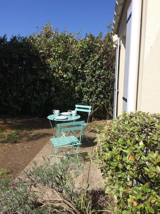 Jardin et petite terrasse avec table et chaises de jardin