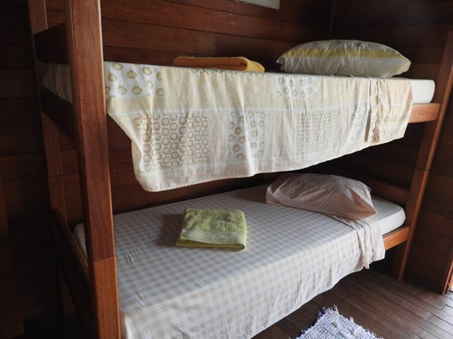 Quarto 2 - Quarto privativo com 01 cama de casal, 01 beliche e 02 colchões de solteiro. O bwc e a cozinha são compartilhados com os demais hóspedes.