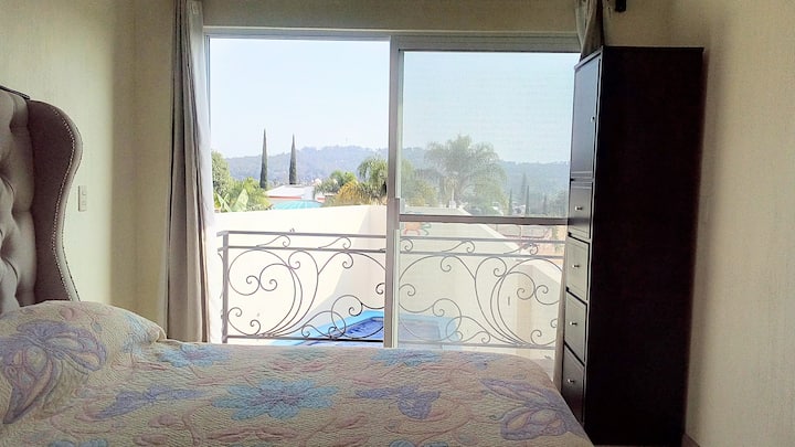 较大的房间位于二楼，楼上有King Zaez卧室，设有阳台和美丽的景观 ️