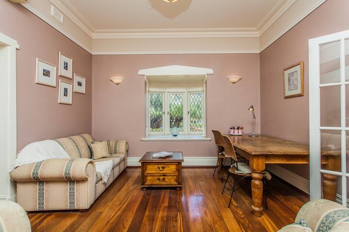 Luxurious family home, central location. gallery image 4