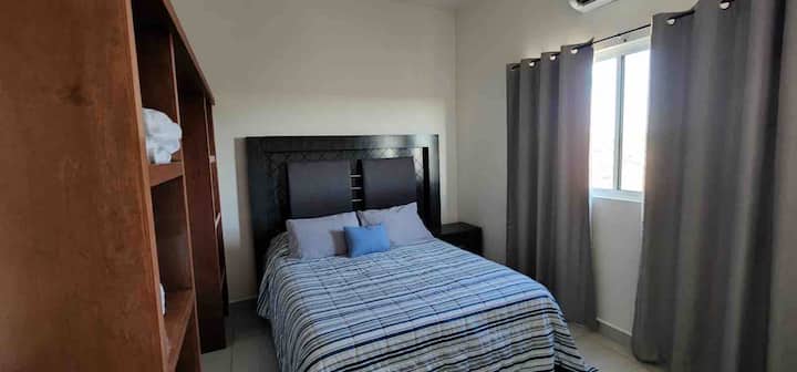 ห้องนอนที่ 2 พร้อมเตียงควีนไซส์และตู้เสื้อผ้า 