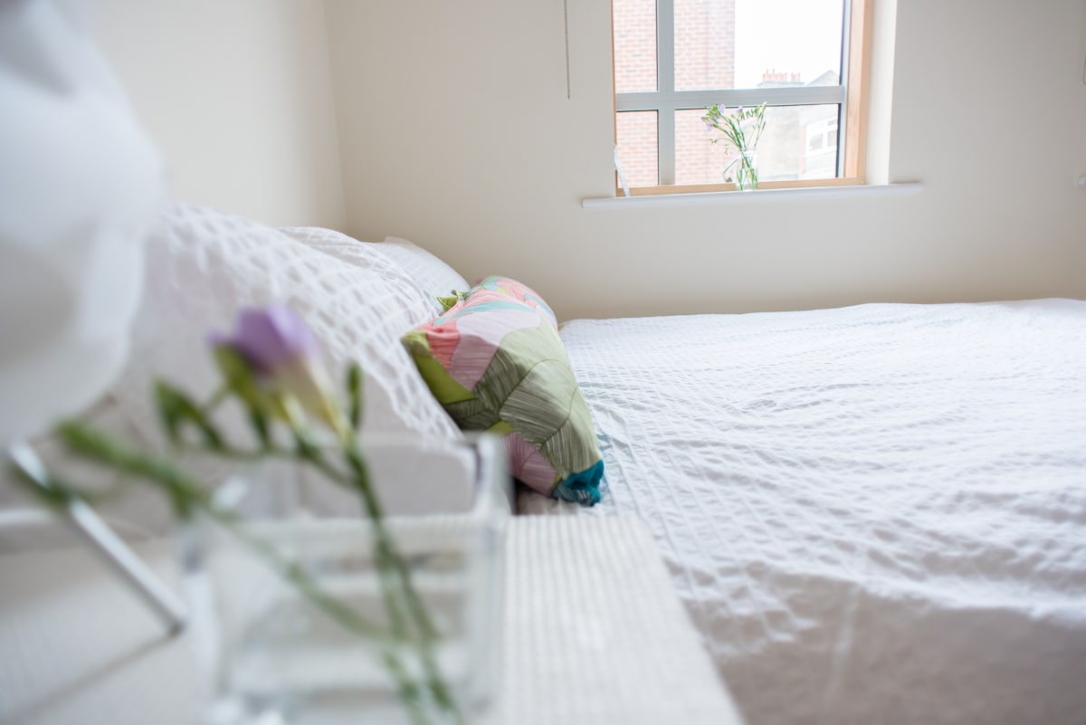 Двоен кревет (душек од мемориска пена) со сопствен кревет 