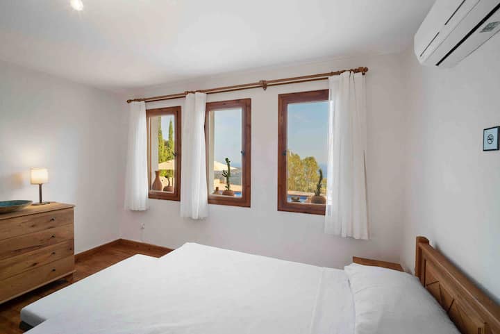 Chumba cha kulala cha ghorofa ya chini kilicho na mwonekano wa bahari na bafu la chumbani