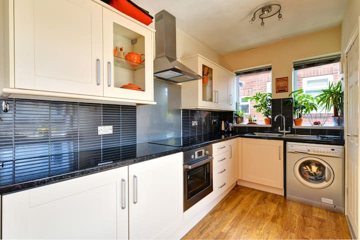 Modern Room in NEWCASTLE flat (UK)