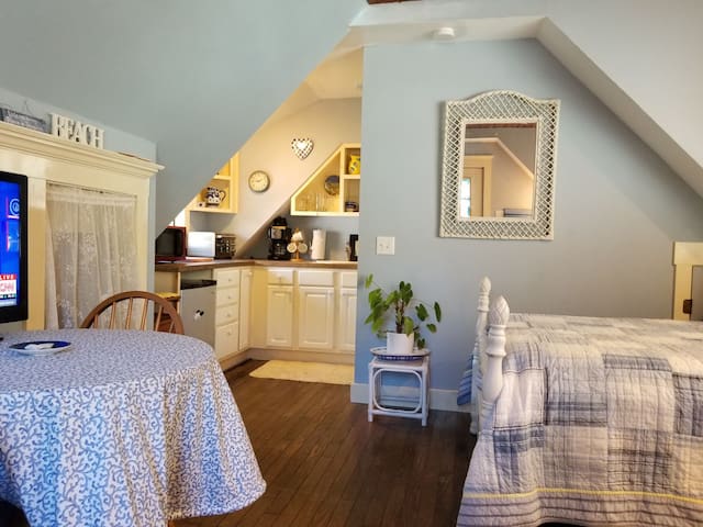 Tree House at the Beach cozy, quiet, walk to beach