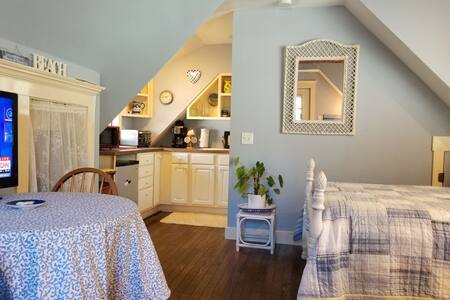 Tree House at the Beach cozy, quiet, walk to beach