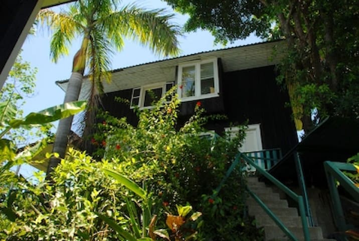 Entire home with 2 bedrooms in Quepos - Casa Mirador