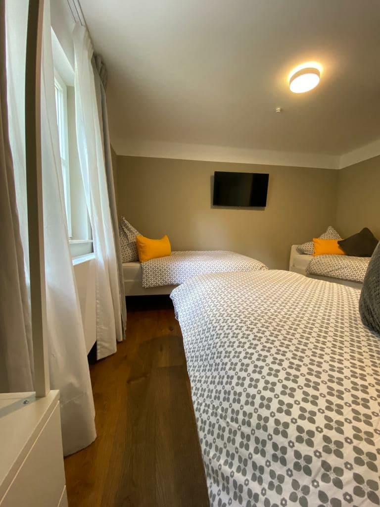 Spavaća soba s televizorom 