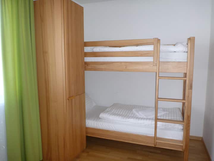 Chambre à 4 lits avec 2 lits superposés (adapté aux adultes et aux enfants)