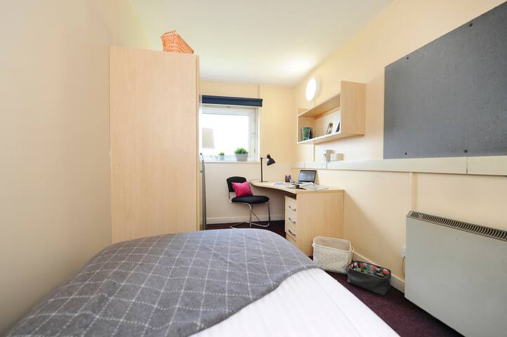 Basic Four-Bedroom Apartment in Salford gallery image 4