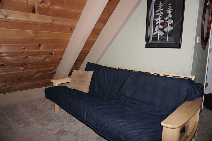 Футон со целосна големина во поткровје