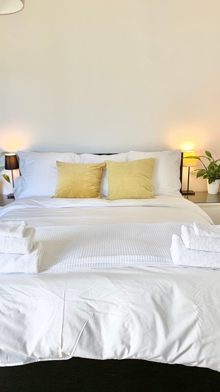 Soba 1
Bračni krevet (160x200)  . Madrac od memorijske pjene
Televizija - Kabelska TV - Netflix itd.
Chambre 1
Lit Queen size . Madrac za pamćenje Emme.
TV · Kabelska TV · Netflix itd.