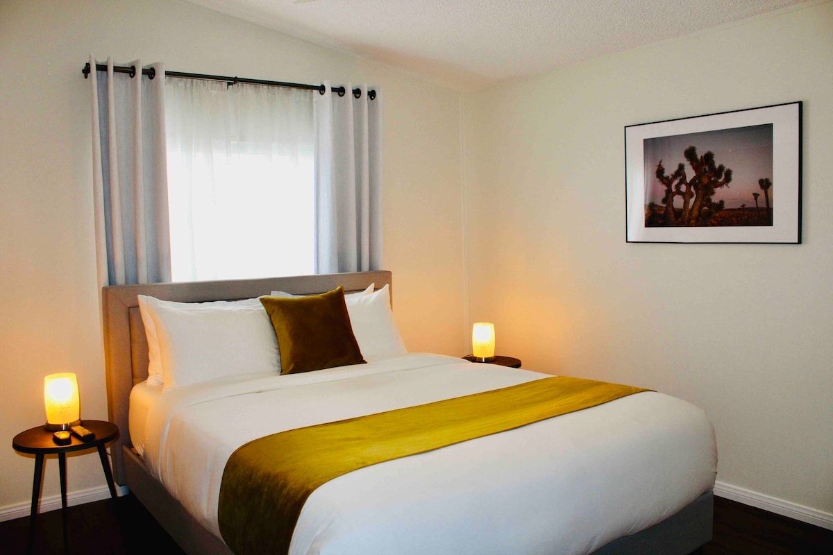 El tercer dormitorio cuenta con cama tamaño queen, ventilador de techo y televisión inteligente. 