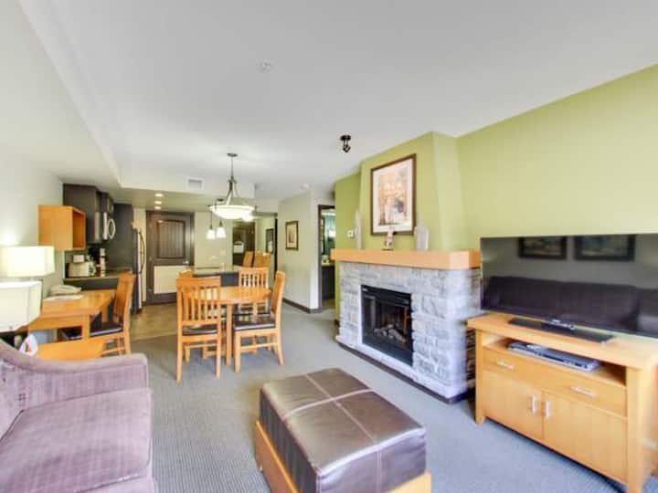 Кабелна телевизия с камина, за да се насладите на любимите си филми. 