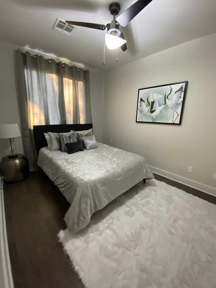 חדר שינה קווין בקומה השלישית עם ארון. 