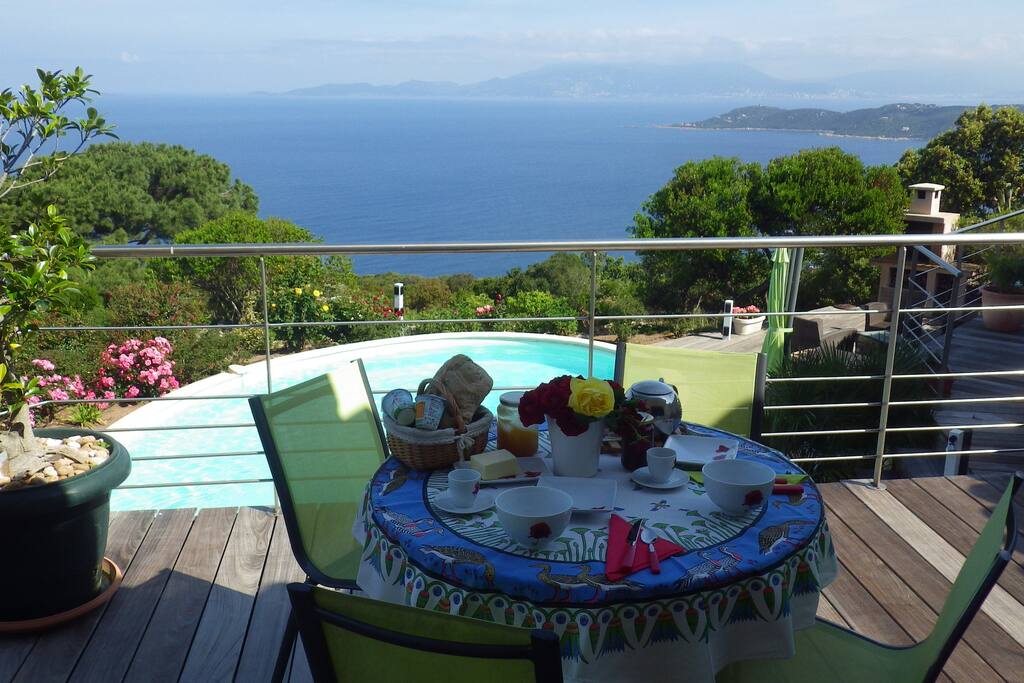 Petit déjeuner face à la mer