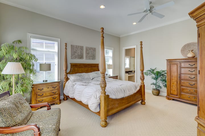 キングサイズのベッドと高級家具を備えた美しいメイン階のマスタースイート。