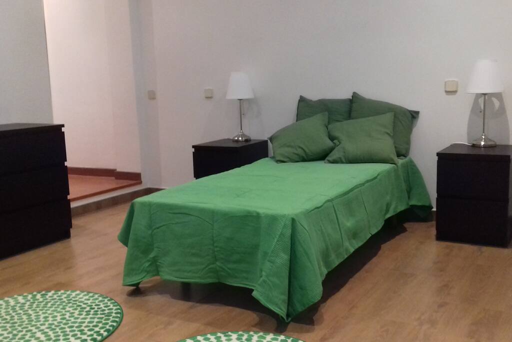 Amplia habitación con vestidor
