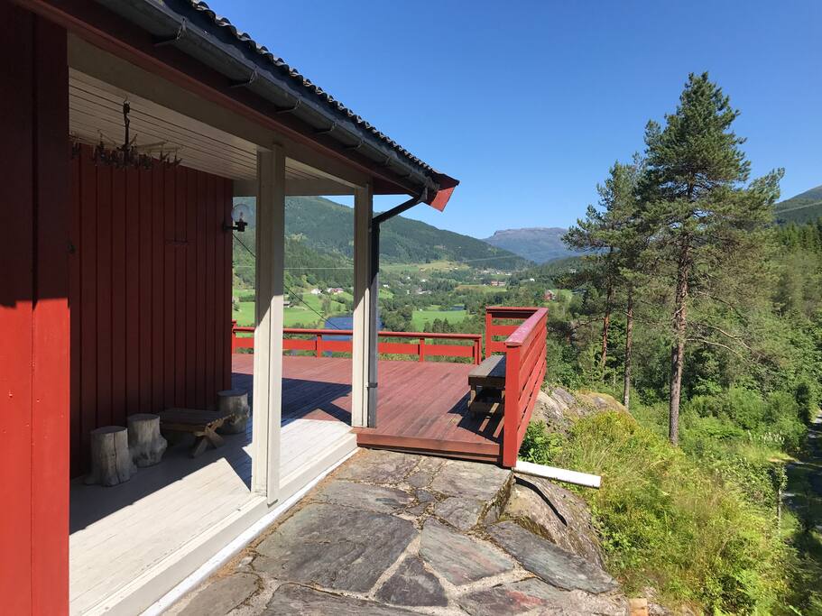 Overbygd inngangsparti mot terrasse