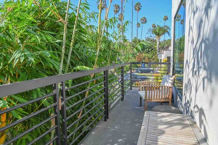 Modern style Home pool & Spa Los Angeles gallery image 3