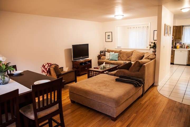 Ravenswood 4BR Rowhouse + Free Parking Included gallery image 2