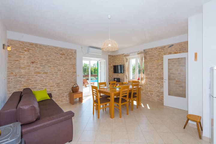 Მისაღები ოთახი