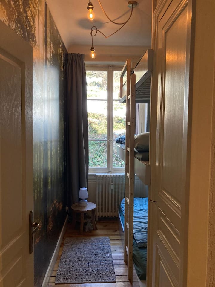 La fenêtre de la chambre des enfants dispose d'une trappe manuelle à l'extérieur pour l'ombre en été et d'une chaleur supplémentaire en hiver.