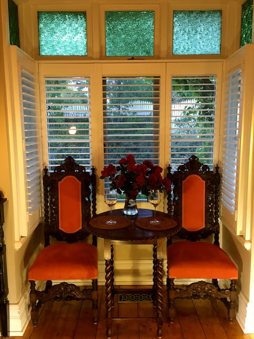 'Goldenray' Guesthouse - The Library Bedroom Apartment (Small Antique Dining Table & Chairs)