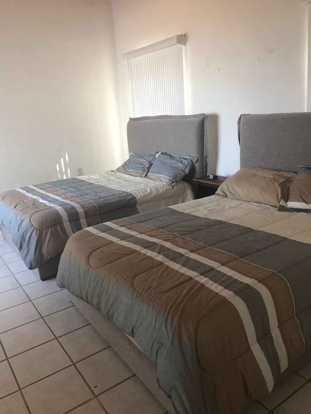 卧室2.标准双人床（ 2 ）全功能卫生间。 