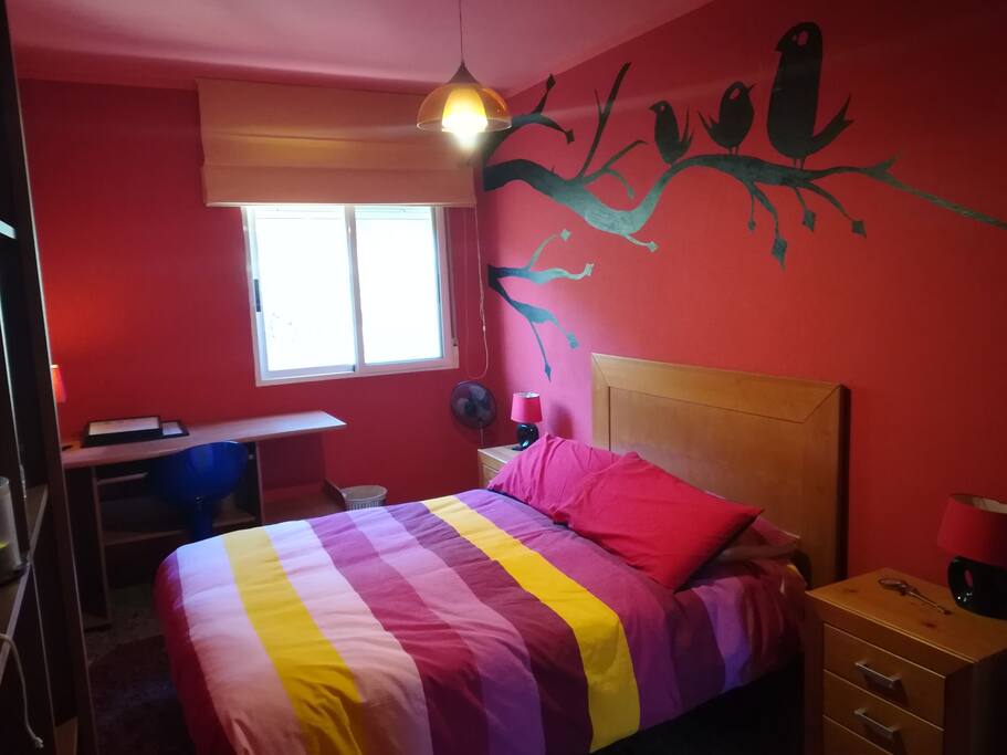 Habitación con cama de matrimonio.