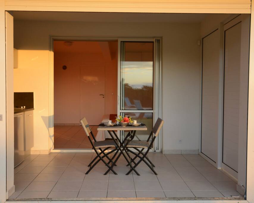 La terrasse avec sa cuisine.