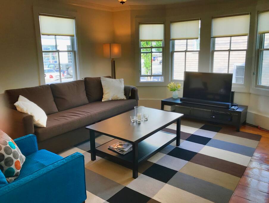 Living Room with cable, Sonos and internet.