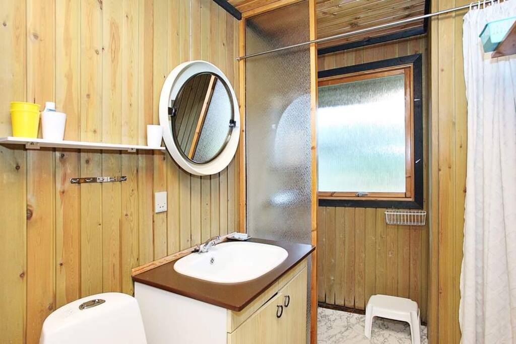 Badeværelse med WC og brusekabine
