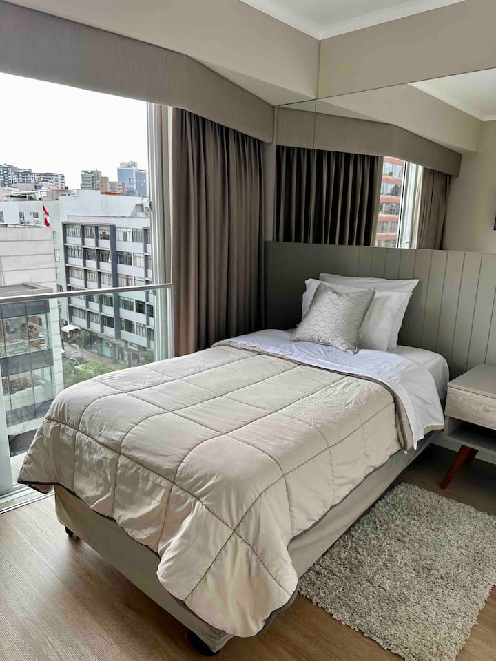 חדר שינה יחיד נעים עם מיטה חצי מרובע ואוקיינוס פנורמי יפהפה ונופים פנורמיים של פארק קנדי