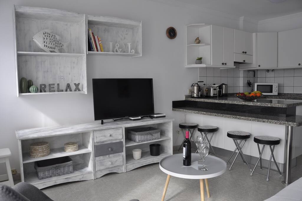 Vista Salón de Estar con zona televisión