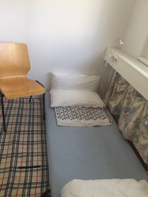 Like the smell of fresh bed lines. A cozy corner makes a beautiful stay.