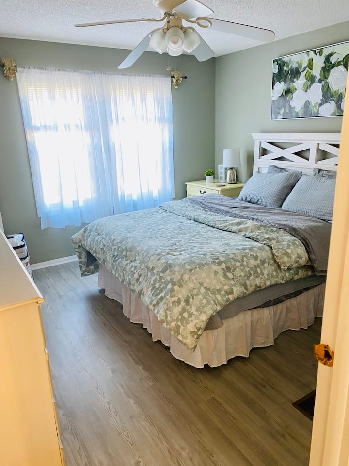 2 საძინებელში არის ორადგილიანი საწოლი, 100% -იანი ბამბის ზეწრები, ოთხი ბალიში, ჭკვიანი ტელევიზორი, შესასვლელი კარადა, უამრავი უჯრა, საწოლისპირა დამტენი კოშკი, დამატებითი საბნები და დასავლეთისკენ მიმართული ფანჯრები.