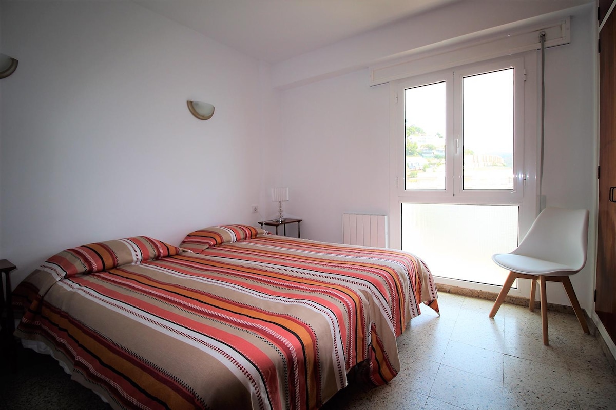 2. velika spavaća soba s bočnim pogledom na more i dva ormara,smještena na istoku. Uključuje 2 odvojena kreveta koji mogu postati gd krevet za 180 osoba.