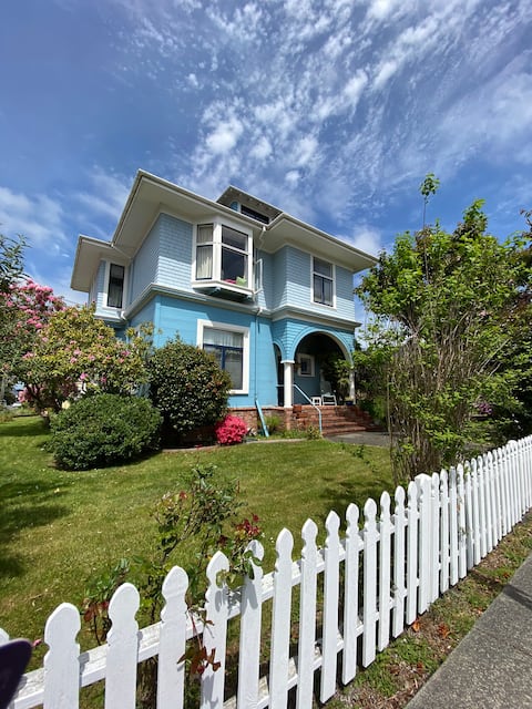 Victorian in heart of Arcata features 8 bedrooms