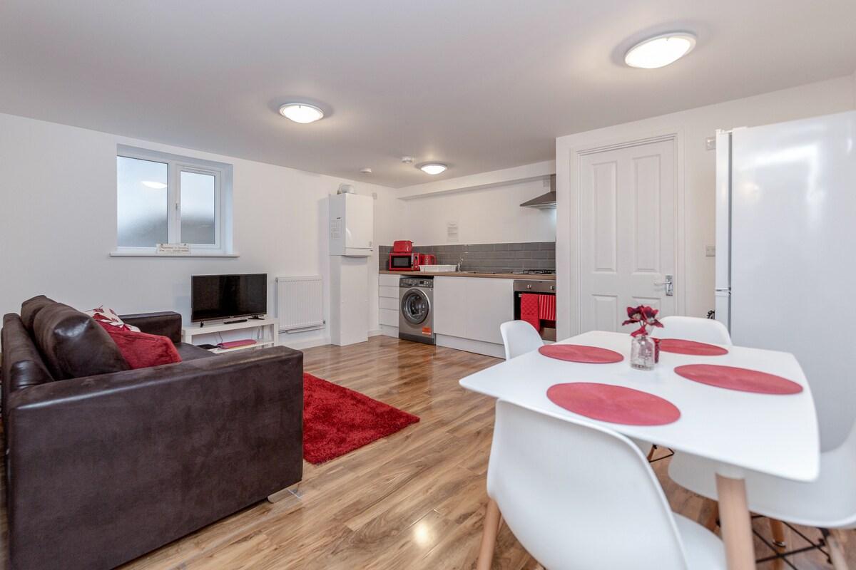 Top Airbnb: Royal Apartments Heathrow: Apt No. 1 in Iver