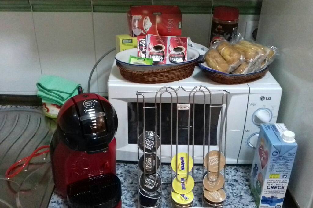 gran desayuno con cafetera de cápsulas, descafeinado,café, te,manzanilla, leche magdalenas.