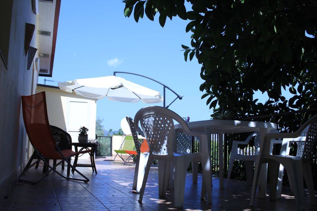 Veranda con tanta ombra anche nelle ore più calde e con un bellissimo panorama, a pochissimi passi dalla piscina