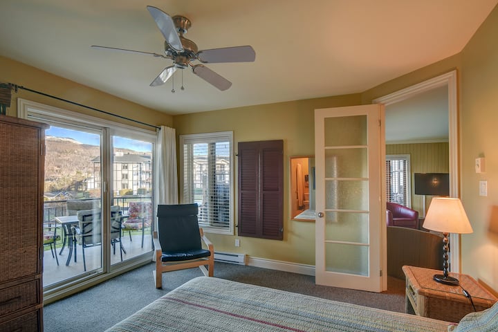 ห้องนอนใหญ่พร้อมวิวภูเขาและเข้าถึงระเบียง 