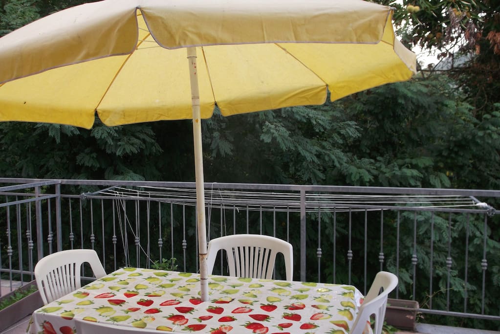 terrazza con vista sul verde,luogo quindi di tranquillità e relax.monolocale n6