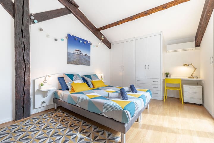 Su habitación con su gran cama King size 160 X200 cm y su aire acondicionado reversible y escritorio para trabajar tranquilo.