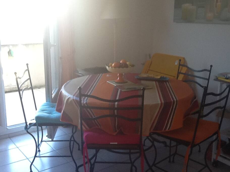 Salle à manger accessible au balcon,