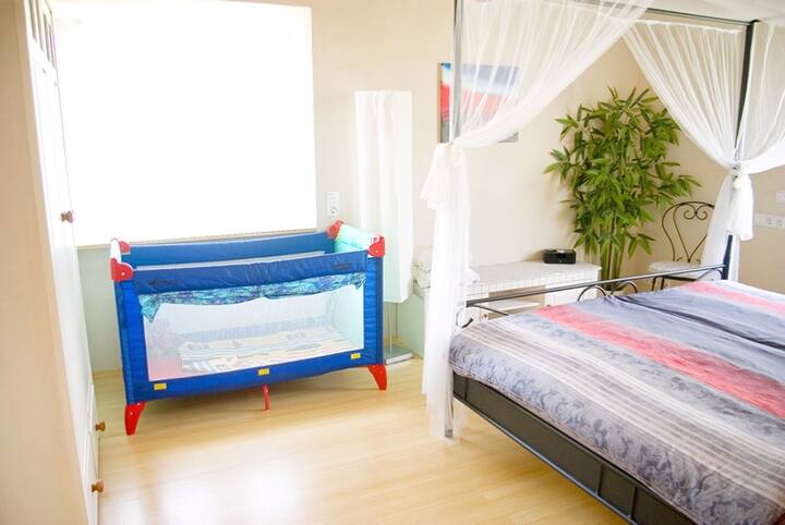 Slaapkamer 1 -> Als alternatief ook mogelijk met een extra wiegje