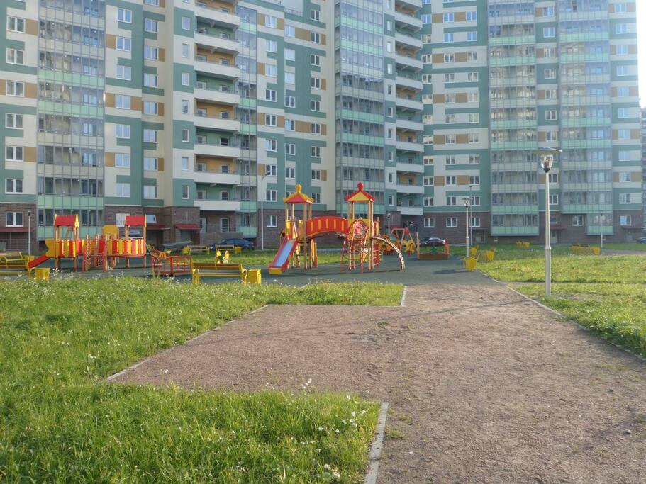 детская площадка во дворе