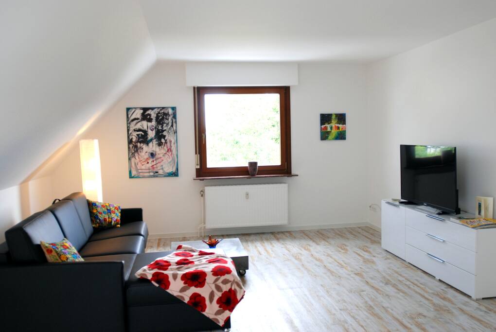 Blick vom Küchenbereich in das Wohnzimmer.