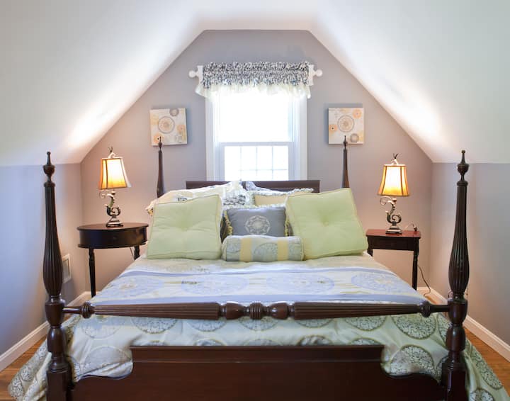 Ghorofa ya Pili: Chumba kikubwa cha kulala cha Kijivu kiko katika eneo la kujitegemea la nyumba. Madirisha makubwa yanaangalia mbao za nyuma na dirisha moja linatazama bwawa na bwawa la kuogelea.